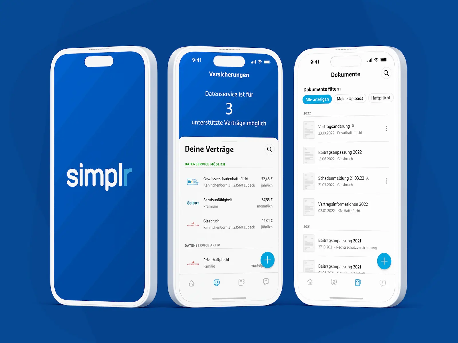 Drei Smartphones mit simplr App zeigen Vertragsübersicht, Dokumentenverwaltung und Benutzeroberfläche zur Neukundenregistrierung