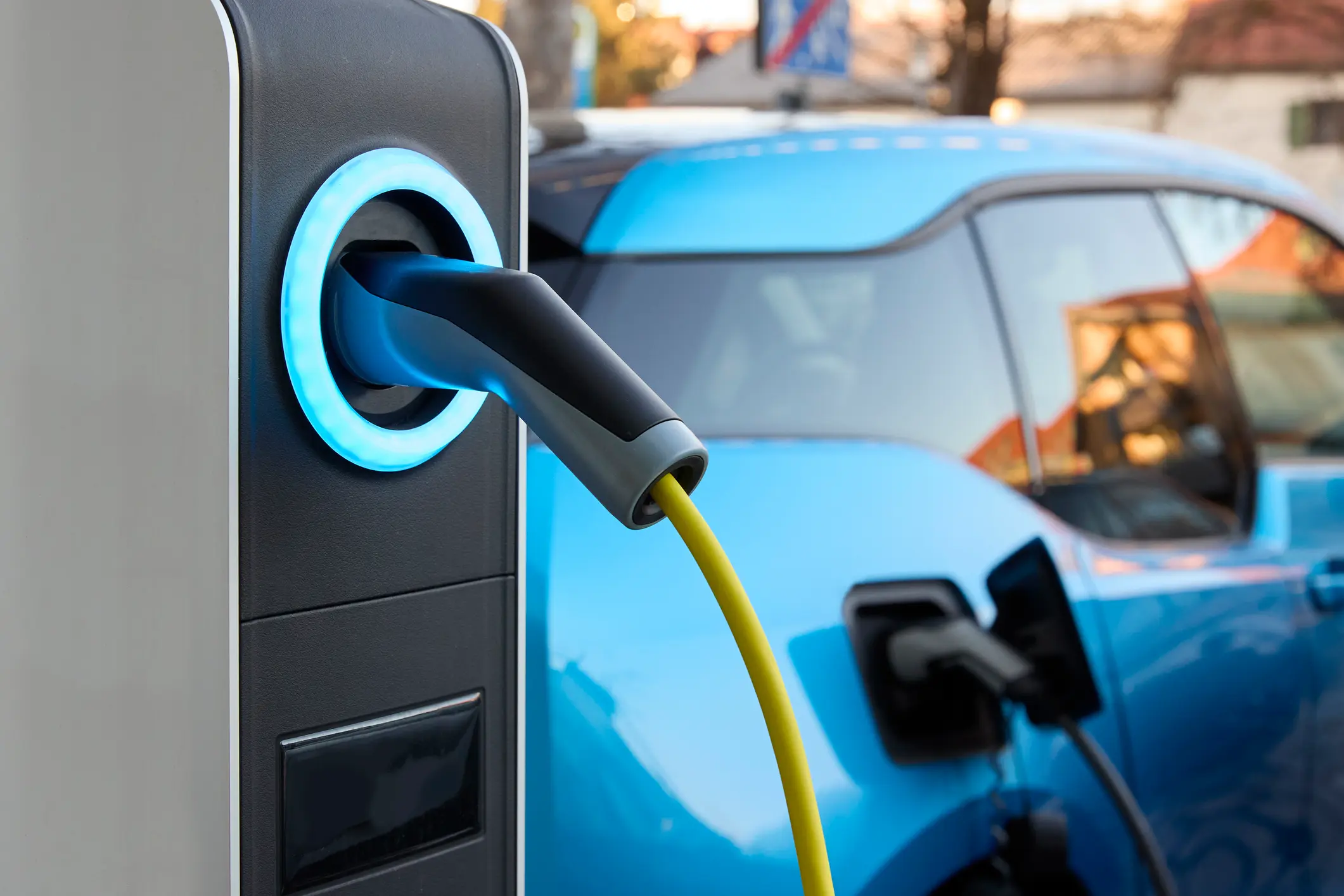 Elektroauto wird an Ladesäule geladen – Symbolbild für Elektroauto-Versicherung und moderne Mobilität