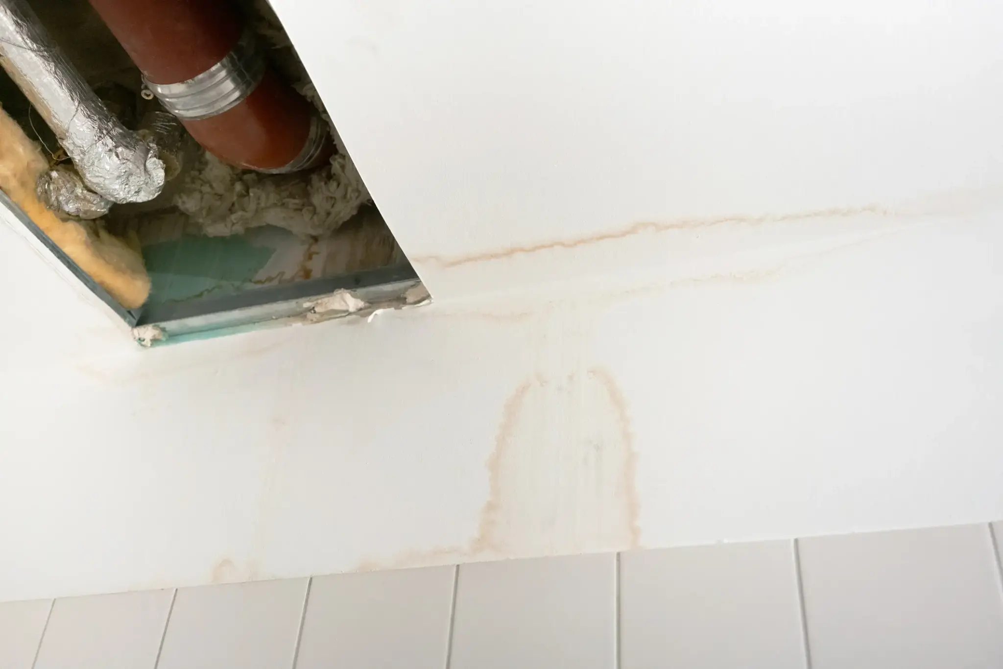 Wasserschaden durch undichte Rohrleitung in einer Zimmerdecke
