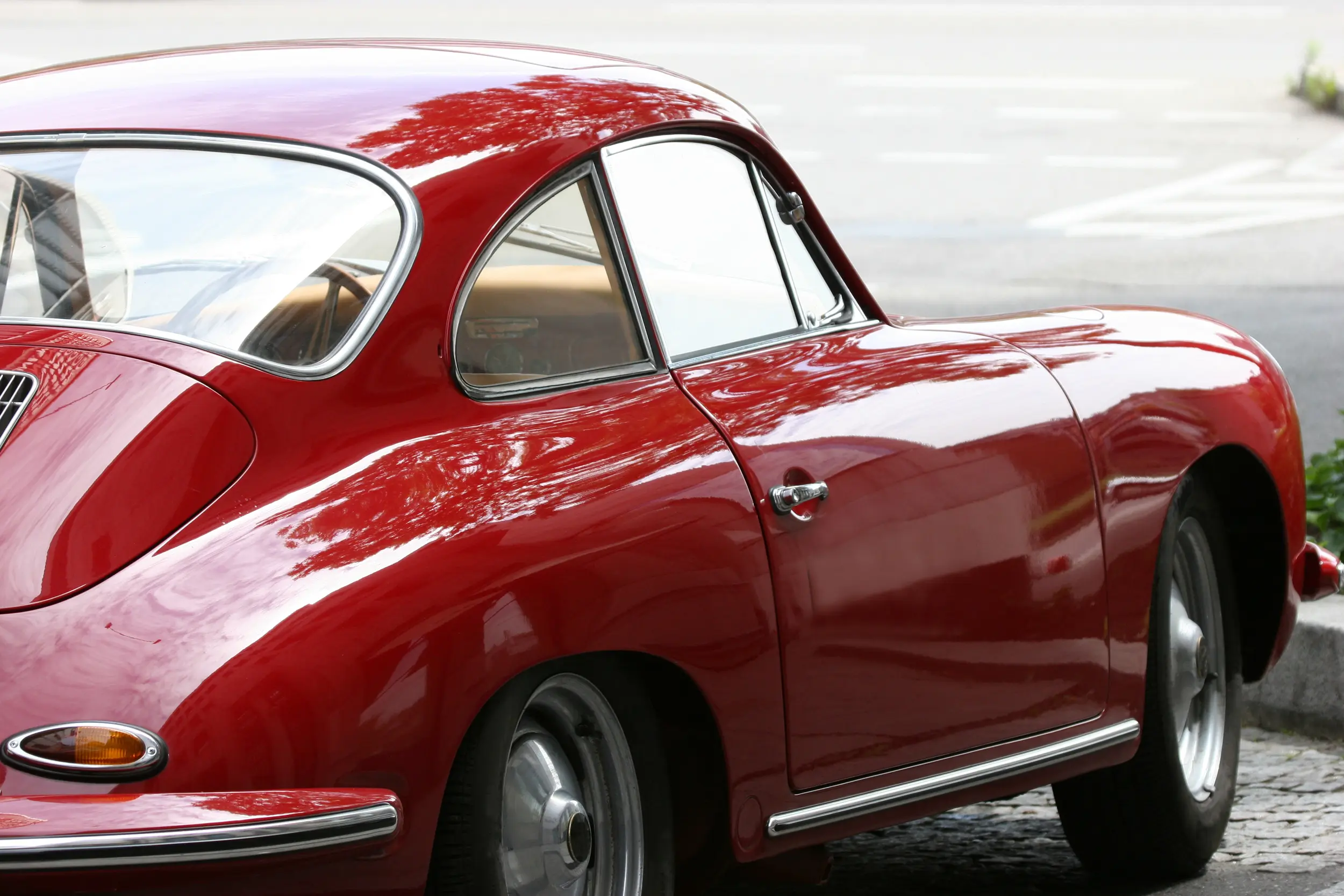 Roter Oldtimer auf Straße – Symbolbild für Oldtimer-Versicherung und den Schutz historischer Fahrzeuge