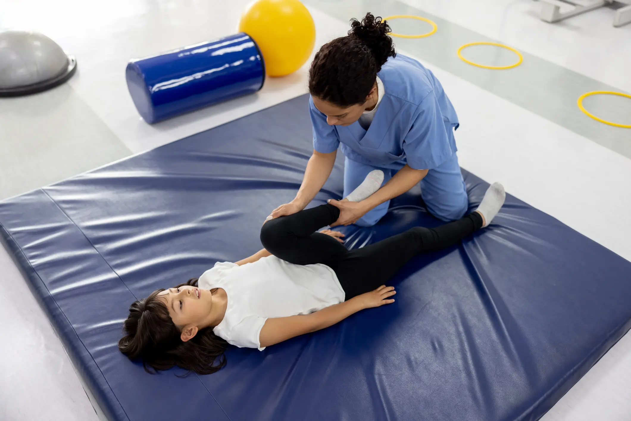 Kind bei physiotherapeutischer Behandlung auf Matte – Symbolbild für ambulante Zusatzleistungen und frühzeitige Versorgung