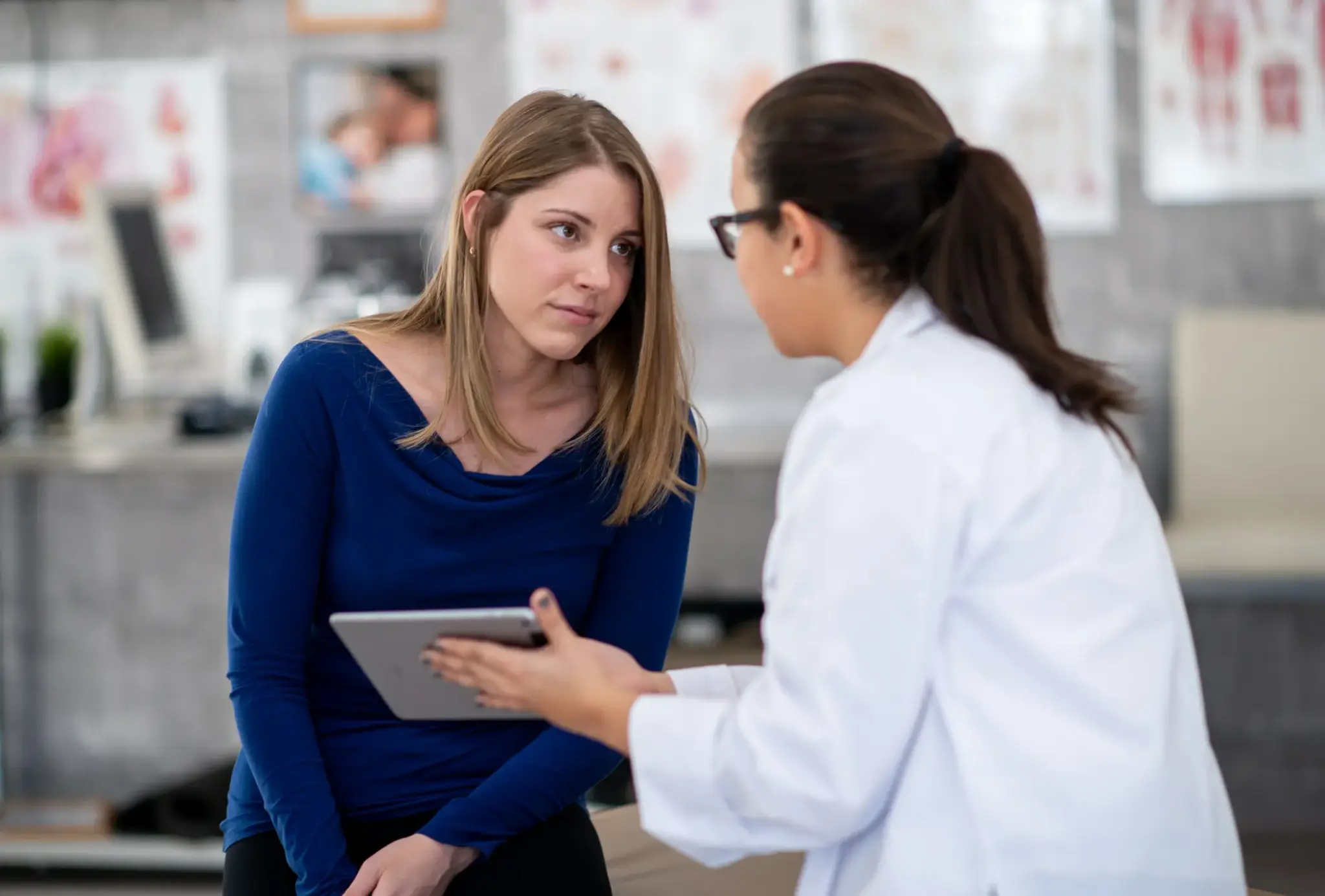 Ärztin im Gespräch mit Patientin – symbolisiert vertrauensvolle Beratung zur Krebsvorsorge und zu innovativen Früherkennungsverfahren.