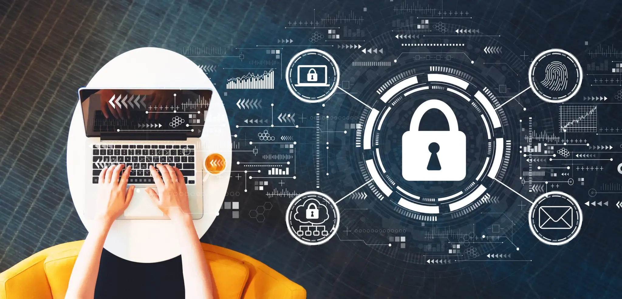 Person arbeitet am Laptop, daneben Symbole für Datenschutz und Sicherheit – steht sinnbildlich für anonyme Risikovoranfrage zur BU-Versicherung
