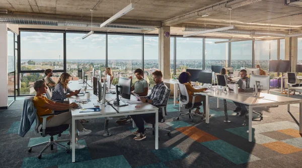 "Modernes büro mit Computern, das die Bedeutung einer Elektronikversicherung hervorhebt, die technische Geräte vor Schäden schützt."