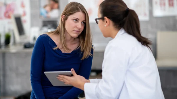 Ärztin im Gespräch mit Patientin – symbolisiert vertrauensvolle Beratung zur Krebsvorsorge und zu innovativen Früherkennungsverfahren.