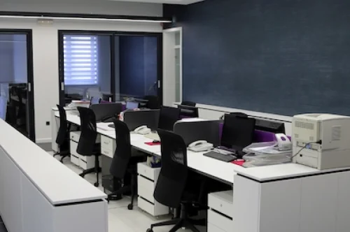 Modernes Büro mit Schreibtischen, Stühlen und Technik – symbolisch für versicherte Büroeinrichtung in einer Inhaltsversicherung