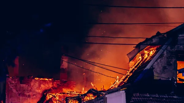 Wohnhaus in Flammen bei nächtlichem Großbrand mit starker Rauch- und Hitzeentwicklung