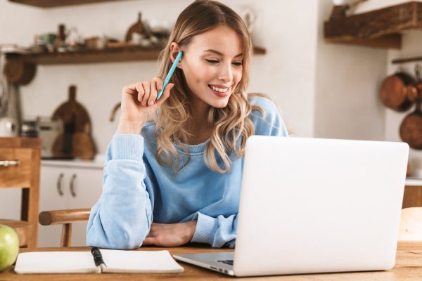 Frau macht einen online Versicherungsvergleich