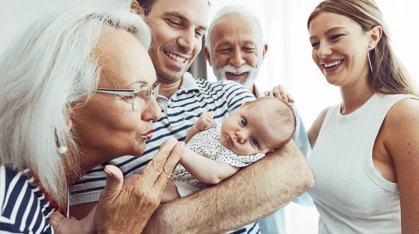 Mehrgenerationenfamilie mit Baby – Symbolbild für Verantwortung, Vorsorge und familiäre Absicherung durch Vollmachten und Verfügungen.